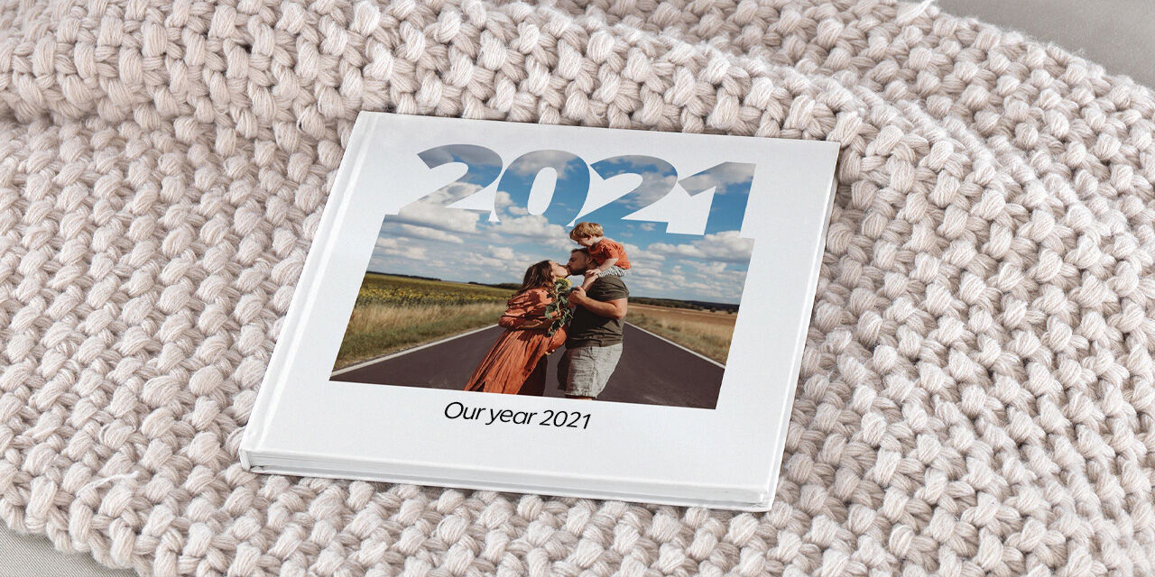 Naslovnica CEWE FOTOKNJIGE oblikovana v slogu „2021"